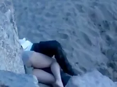 Coppia spiaggia che  ...